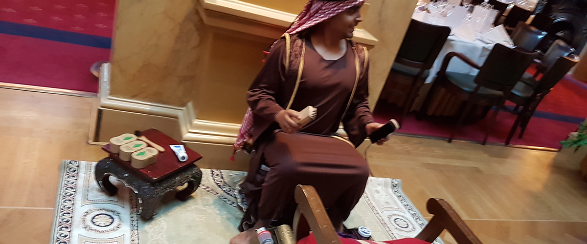 Schoenpoetser arabische stijl